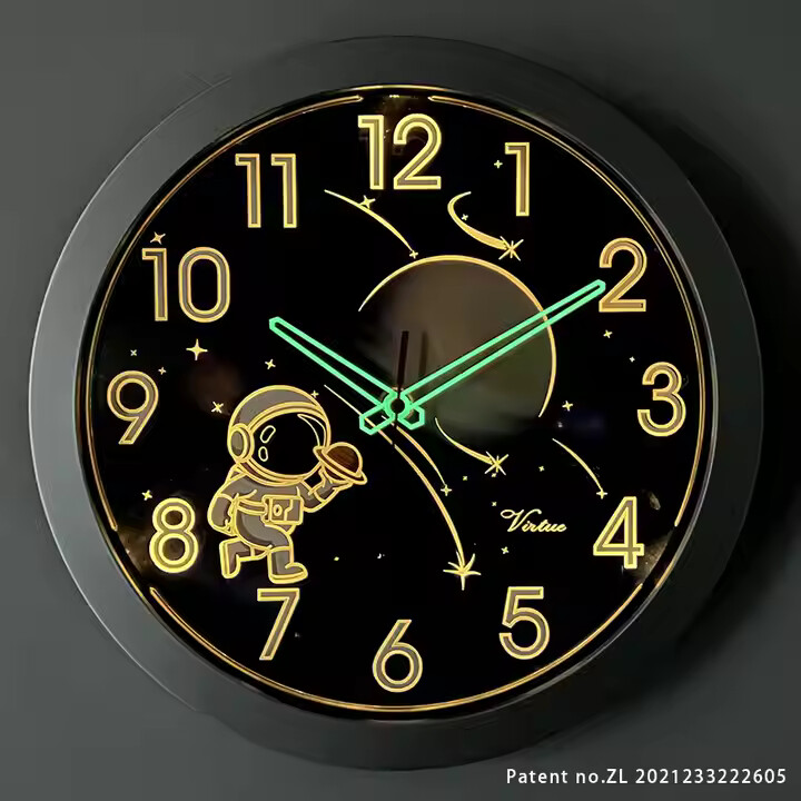 Reloj de pared con luz nocturna LED de astronauta