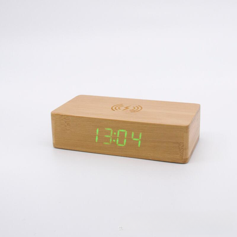 Reloj despertador digital LED de escritorio de bambú con sensor de carga inalámbrica, inteligente, de madera, para uso en interiores y sala de estar.