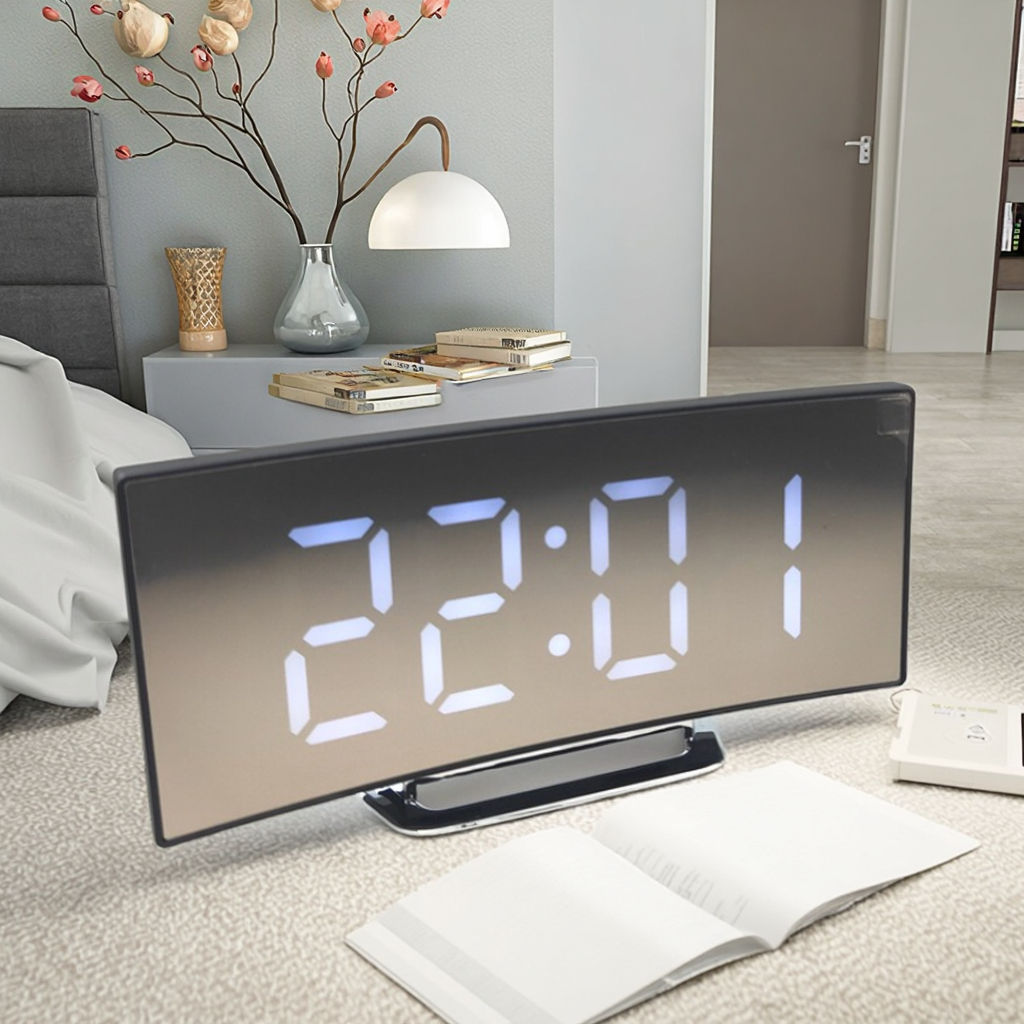Reloj despertador digital LED creativo con espejo curvo y pantalla grande para decoración de dormitorio, escritorio, mesita de noche o decoración del hogar.